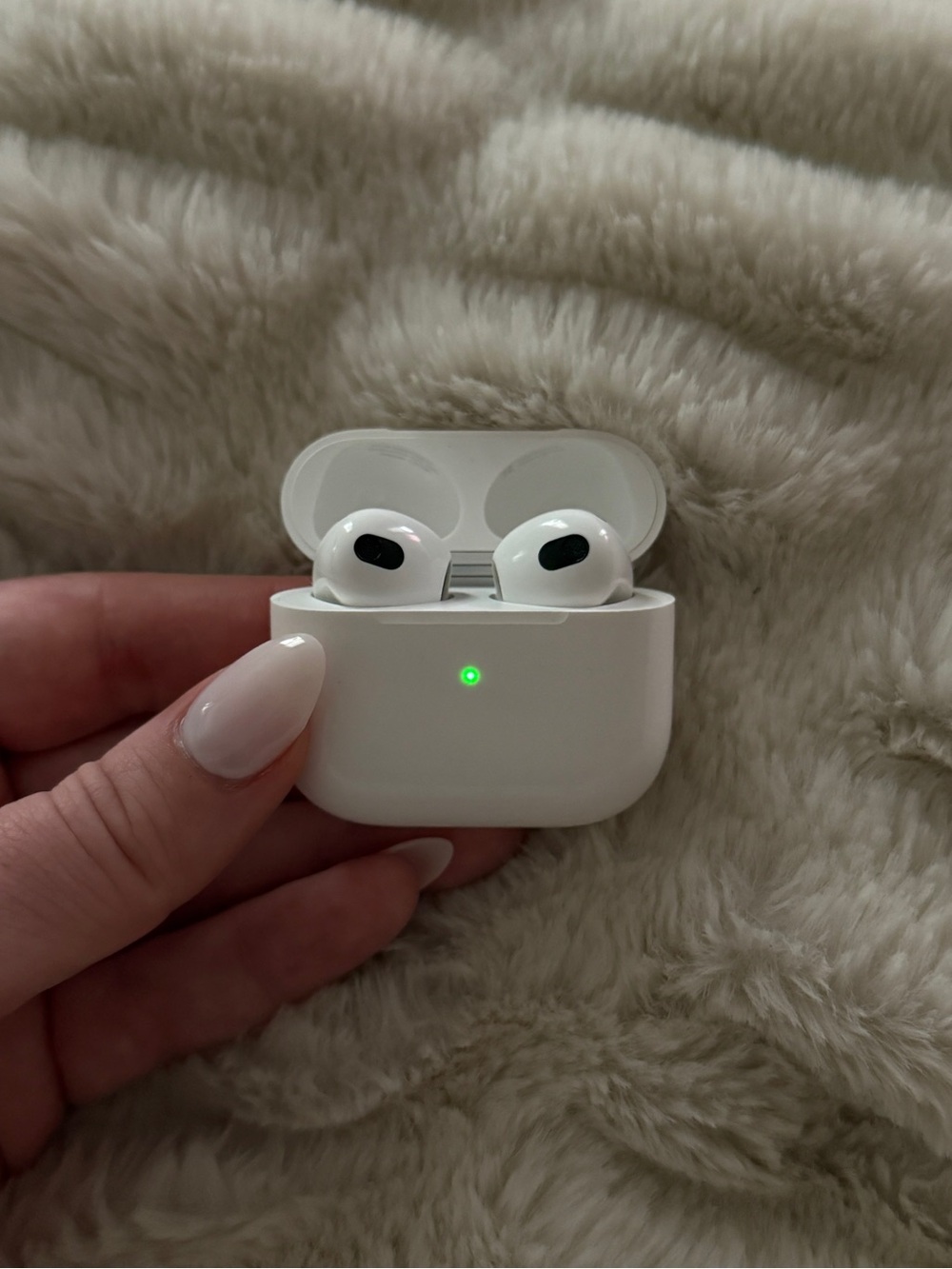 Apple White Wireless Earbuds with Charging Case